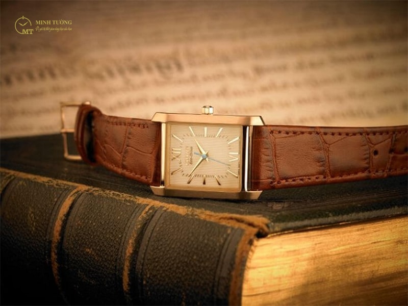 Đồng hồ citizen mặt vuông dây da