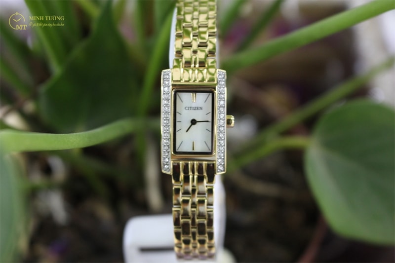 Sang trọng, quý phái cùng đồng hồ mặt vuông mạ vàng