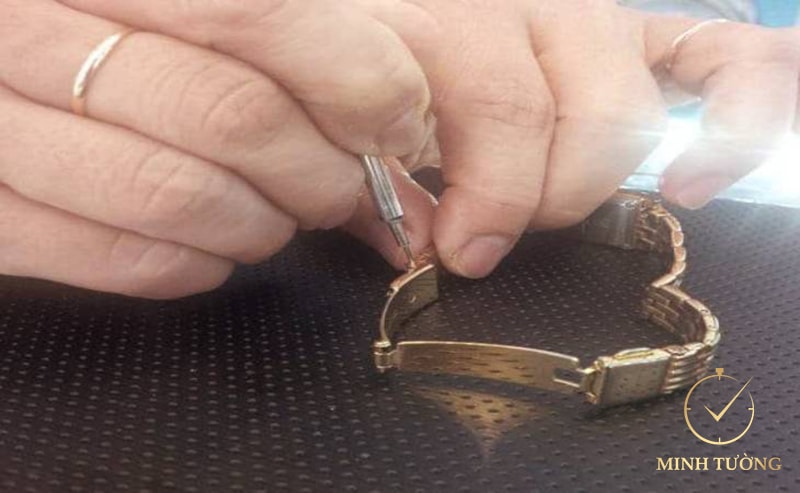 Tháo mắt dây đồng hồ Casio rất đơn giản và dễ thực hiện