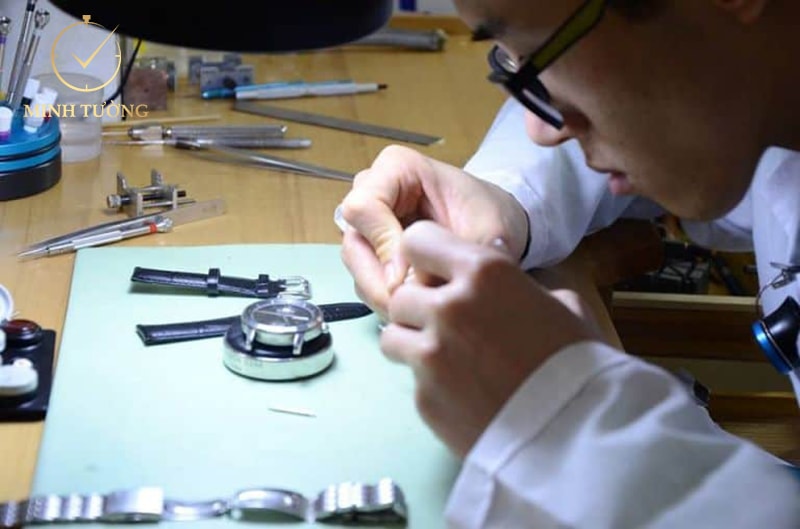 Tiếp đó, thay dây da mới vào đồng hồ