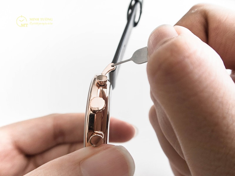 Tìm đúng chốt nối giữa dây và niềng mặt đồng hồ