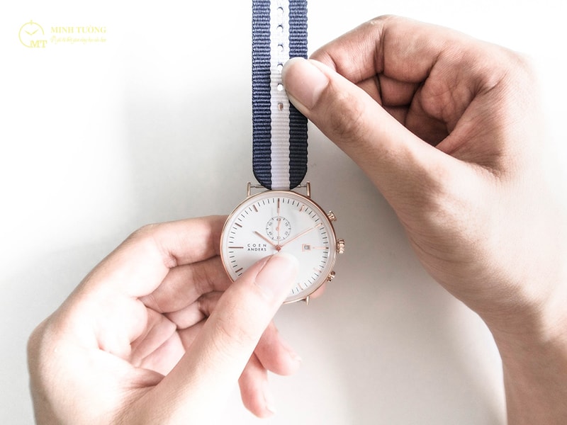 Bỏ dây cũ, thay dây đồng hồ mới