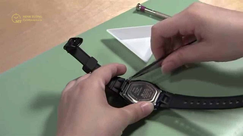 Mở nắp đáy đồng hồ