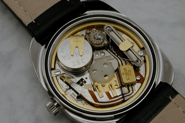 Vì sao cần phải thay pin đồng hồ ?