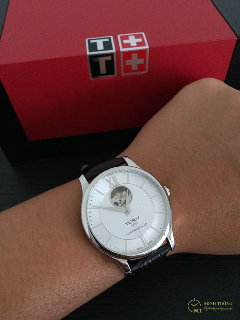 Tissot T063 nổi bật với kiểu dáng cổ điển