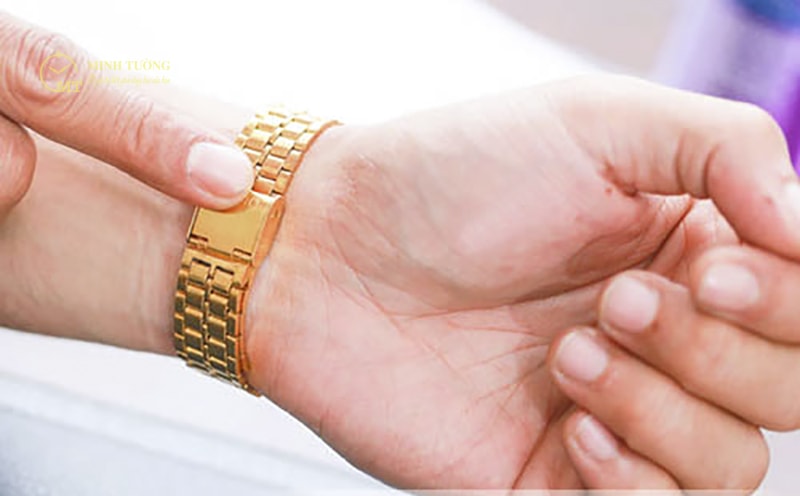 Đeo thử đồng hồ