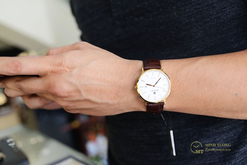 Không nên đeo đồng hồ quá rộng