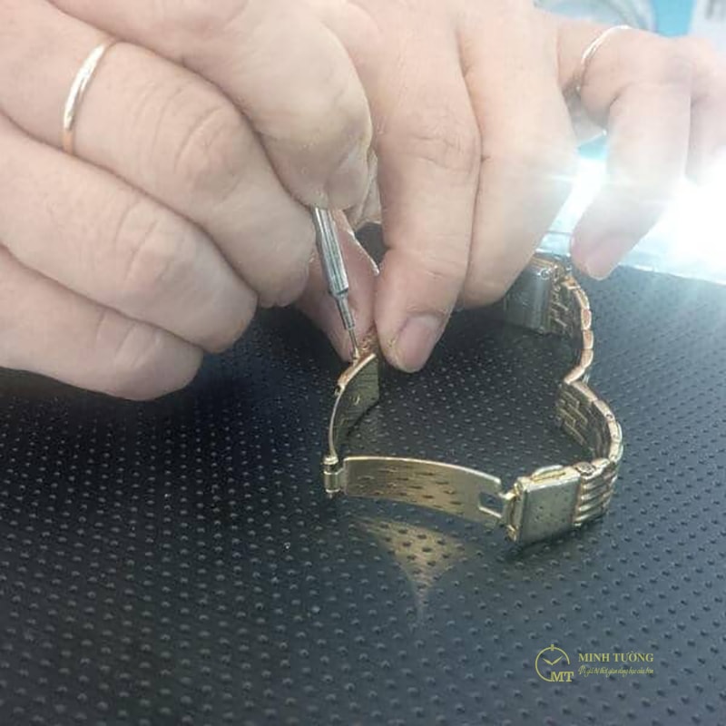 Đặt đồng hồ trên bề mặt làm việc và để nằm nghiêng