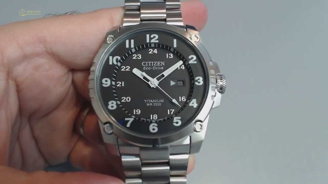 Quan sát đồng hồ mặt đen sẽ dễ nhìn thấy độ trong của kính.