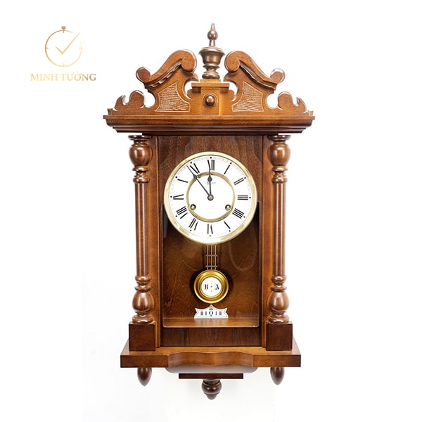 Vỏ gỗ màu nâu sáng nổi bật, thời gian được hiển thị bằng số La Mã