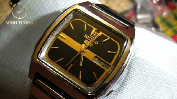 Đồng hồ Seiko 5 chặt góc mặt vuông giúp phái mạnh thể hiện sự nam tính, mạnh mẽ và phá cách