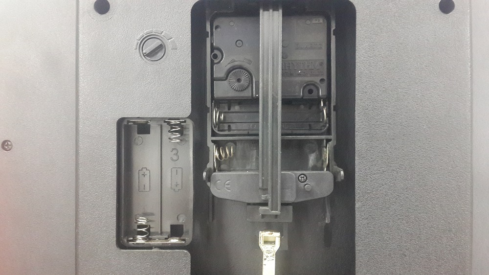 Máy đồng hồ Rhythm sử dụng 4 viên pin tiểu