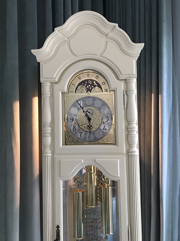 Đồng hồ quả lắc gỗ đứng mang vẻ đẹp cổ điển