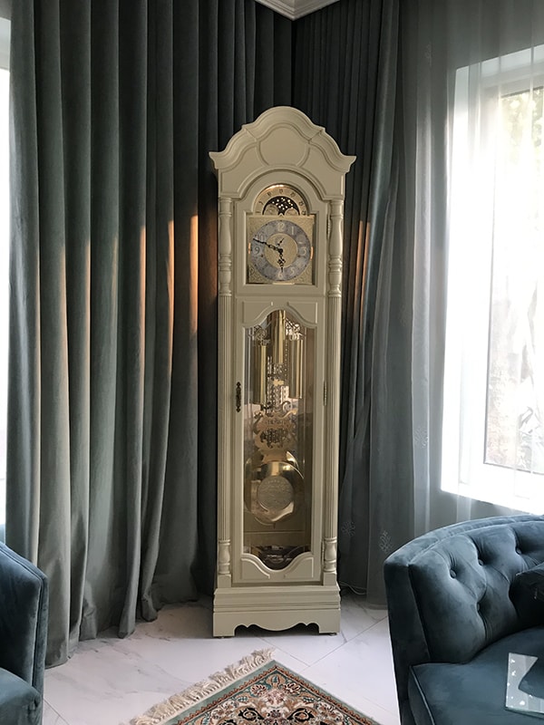 Giá đồng hồ quả lắc đứng phụ thuộc vào chất liệu gỗ