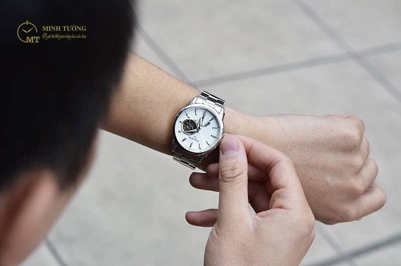 Những người có cổ tay nhỏ vẫn có thể lựa chọn đồng hồ dây kim loại