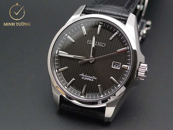 Lớp vỏ ngoài của Seiko 5 automatic 21 jewels được chế tác rất chắc chắn