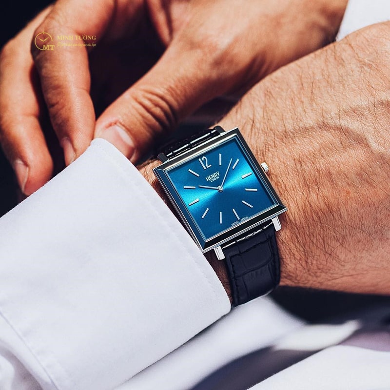 Đàn ông đeo đồng hồ tay nào?