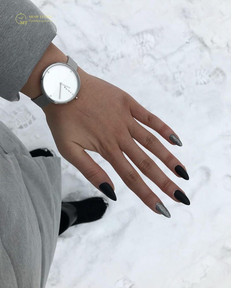 Phụ nữ đeo đồng hồ thế nào