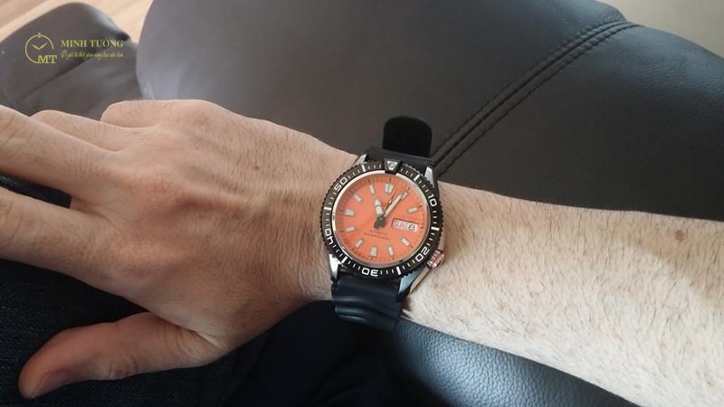 Cổ tay to nên đeo đồng hồ gì luôn là một câu hỏi khó với nhiều người