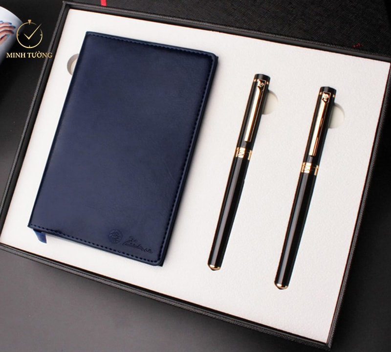 Sổ và bút ký là những vật dụng quan trọng không thể thiếu trong các phòng làm việc của doanh nghiệp