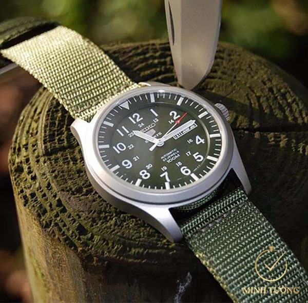 Đồng hồ Seiko 5 Automatic cổ phiên bản dây dù màu xanh rêu