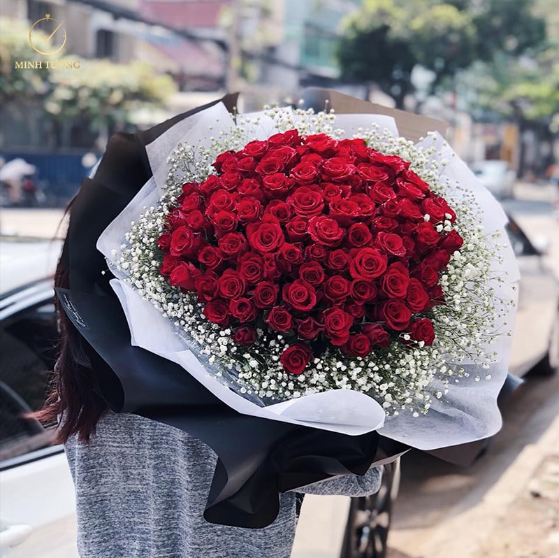 Hầu hết phái mạnh đều chọn một bó hồng đỏ làm quà tặng vợ nhân kỷ niệm ngày cưới