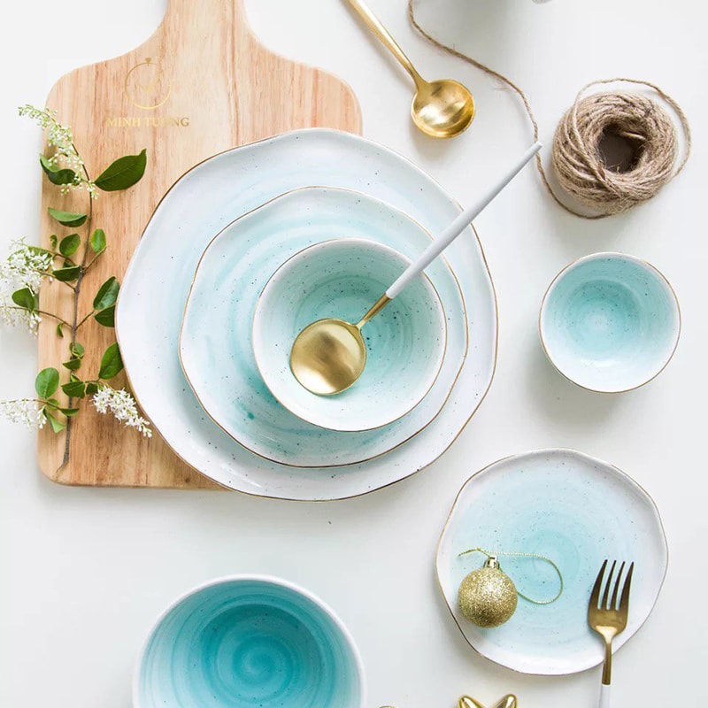 Bát đĩa gốm sứ cao cấp là món quà tặng tân gia vừa sang trọng vừa thiết thực