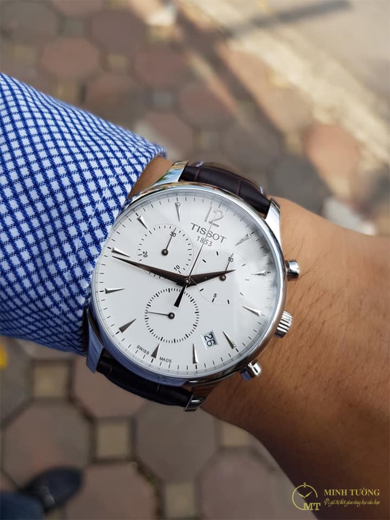 Tránh đeo đồng hồ Tissot cùng trang sức kim loại
