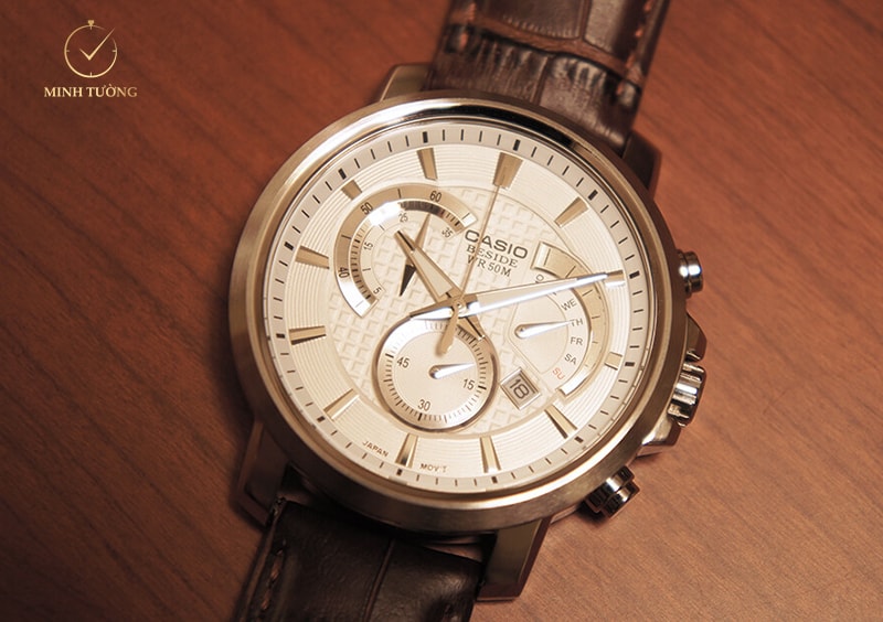 Casio beside wr50m có mặt đồng hồ làm bằng kính cứng pha khoáng giúp tăng cường độ cứng và chống xước khi va chạm