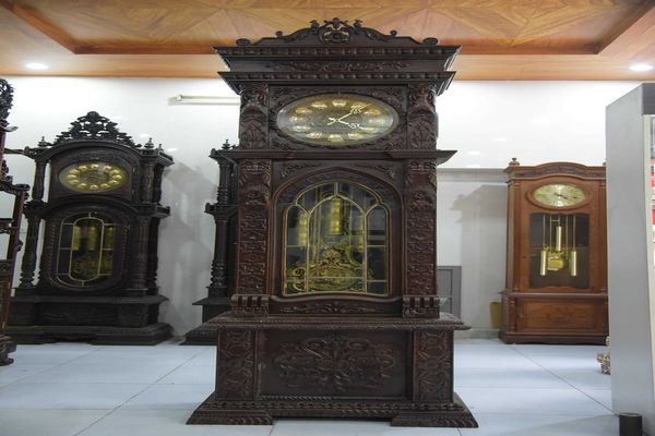 Đồng hồ cây gỗ gụ với thiết kế hoa văn chi tiết, cầu kỳ