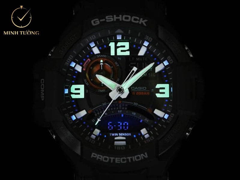 Khi không nhận được ánh sáng, lớp dạ quang có trên mặt và kim đồng hồ sẽ phát ra ánh sáng có màu xanh nhạt