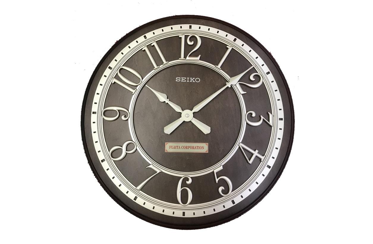 Phương pháp in logo lên tấm đồng và gắn lên mặt đồng hồ đẹp và sang trọng.