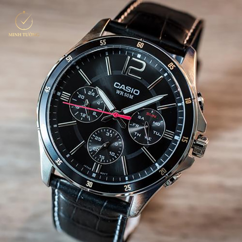 Casio MTP-1374L-1AVDF thu hút phái mạnh nhờ màu đen cực nam tính, mạnh mẽ từ mặt số đến dây đeo
