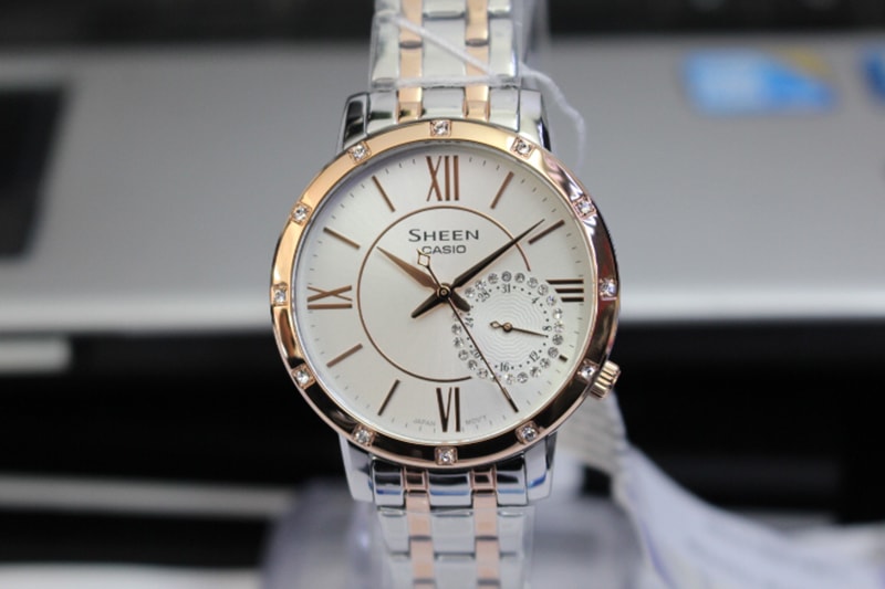 Màu sắc nổi bật thu hút hầu hết các cô nàng chính là mẫu đồng hồ nữ dây da Casio thuộc dòng đồng hồ Casio Sheen