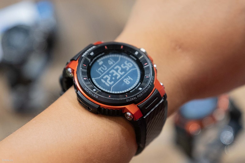 Đồng hồ có chế độ đơn sắc giúp bạn dễ dàng xem giờ ở bất kỳ góc độ nào